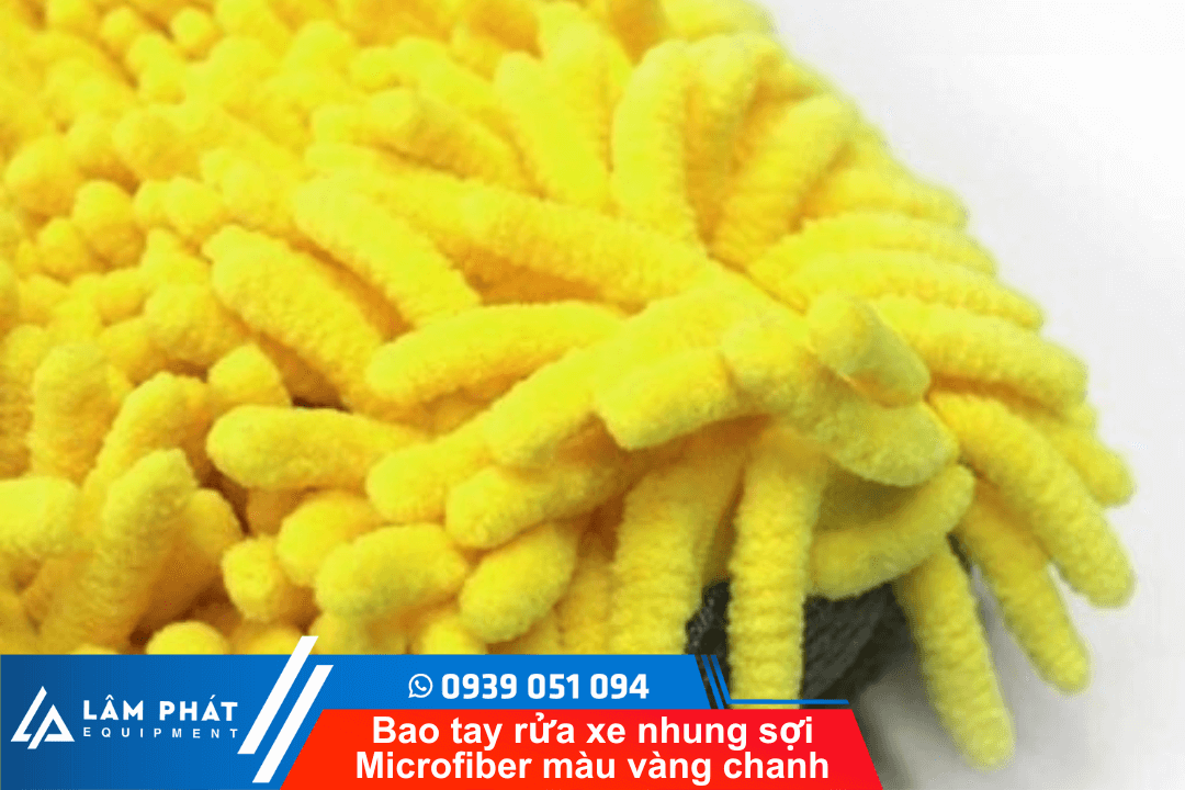 Chất liệu Microfiber mềm mại của bao tay không gây trầy xước sơn xe