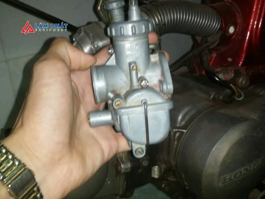 Bình xăng chính lâu ngày tích tụ cặn rỉ hoặc tạp chất, khi chảy xuống bình xăng con sẽ khiến pontu không đóng kín, dẫn đến xăng dư trào ra ngoài.