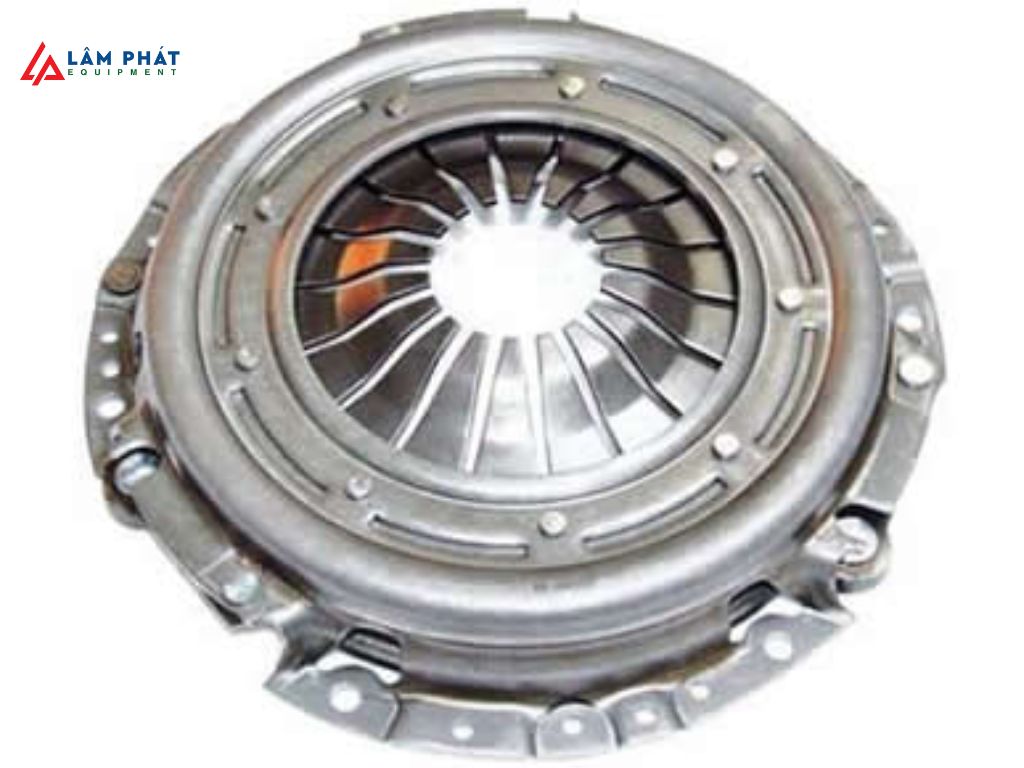 Nắp ly hợp (bàn ép) là một bộ phận kim loại được cố định với bánh đà và hoạt động cùng tốc độ với động cơ