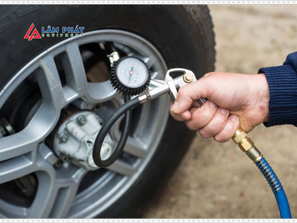 Hãy xem ngay hướng dẫn bơm lốp xe ô tô chuẩn theo từng dòng xe để tránh nổ lốp, mòn nhanh và tốn nhiên liệu bất ngờ!