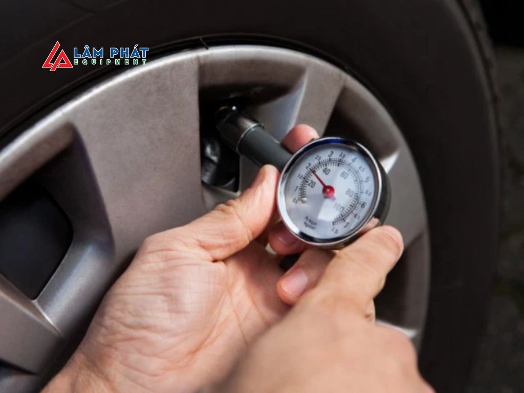 Bơm lốp xe ô tô bao nhiêu kg là đúng chuẩn? Câu trả lời chi tiết theo từng dòng xe 4 chỗ, 7 chỗ, 16 chỗ sẽ khiến bạn bất ngờ!
