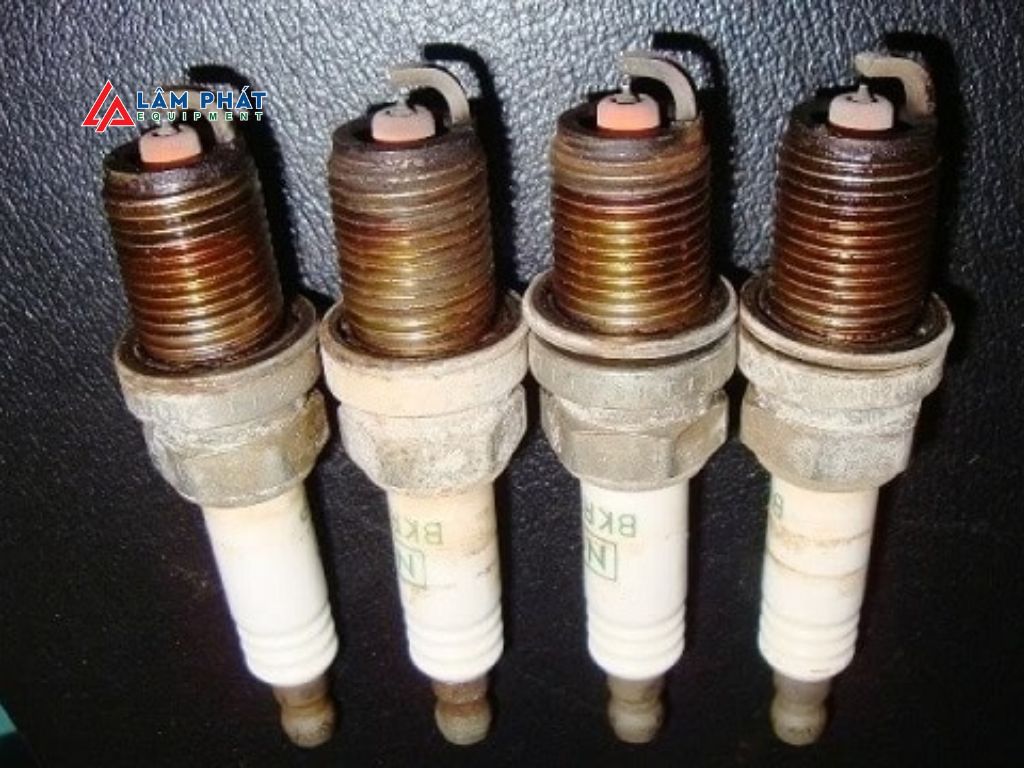 Bugi là bộ phận quan trọng trong hệ thống đánh lửa, có nhiệm vụ tạo ra tia lửa điện để đốt cháy hỗn hợp nhiên liệu và không khí trong buồng đốt.
