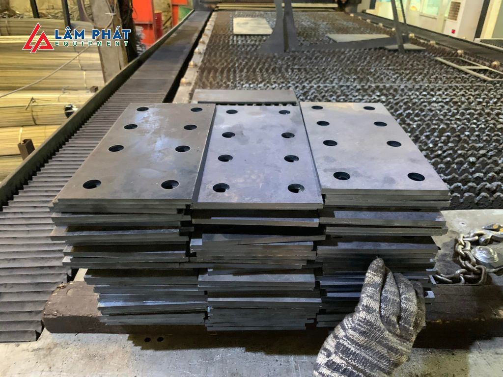 Các bản mã thép được thiết kế với độ chính xác cao để đảm bảo khả năng chịu lực, bền bỉ và phù hợp với các tiêu chuẩn kỹ thuật.