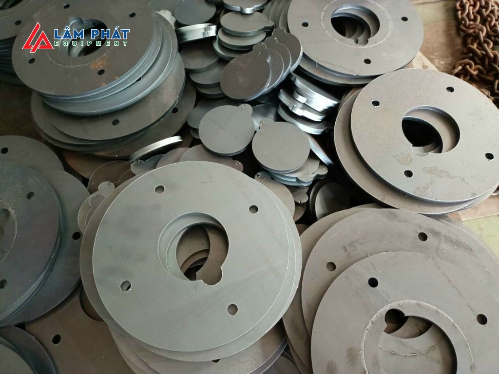 Để đảm bảo cắt bản mã đạt chuẩn kỹ thuật và tối ưu chi phí, quá trình gia công cần được kiểm soát chặt chẽ ngay từ khâu chuẩn bị. 
