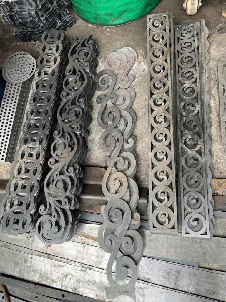 Cắt cnc sắt hình hoa văn đồng tiền