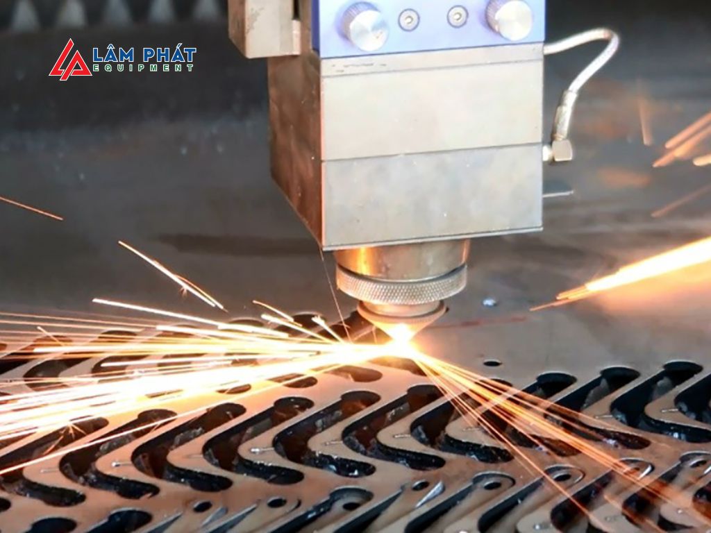 Công nghệ laser fiber CNC hiện đại giúp tạo ra đường cắt mịn, sắc nét, không để lại ba via và hầu như không cần gia công tinh chỉnh sau cắt.