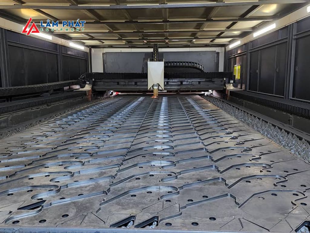 Lâm Phát JSC sở hữu hệ thống máy cắt laser fiber CNC công suất 6kW, khổ bàn 6020mm, nhập khẩu từ các thương hiệu hàng đầu thế giới. 