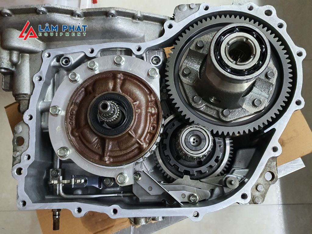 Quá trình hoạt động của hộp số tự động bắt đầu từ việc động cơ sinh ra momen xoắn, sau đó được truyền đến bộ biến mô thủy lực.