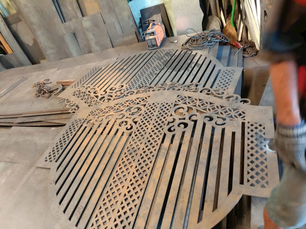 Cửa sắt cnc đẹp giá rẻ