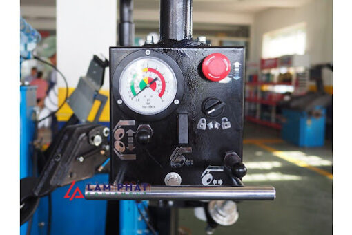 Đặc điểm Máy ra vào lốp xe tải lớn TITANO STD-213