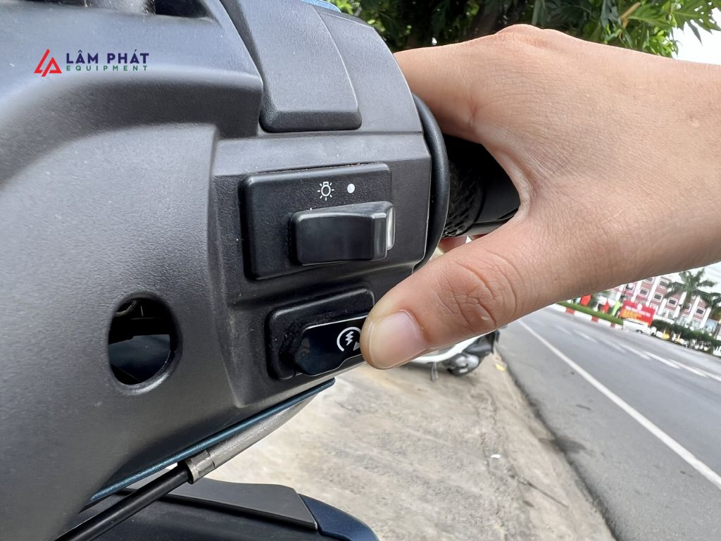 Phát ra tiếng tạch tạch khi đề xe