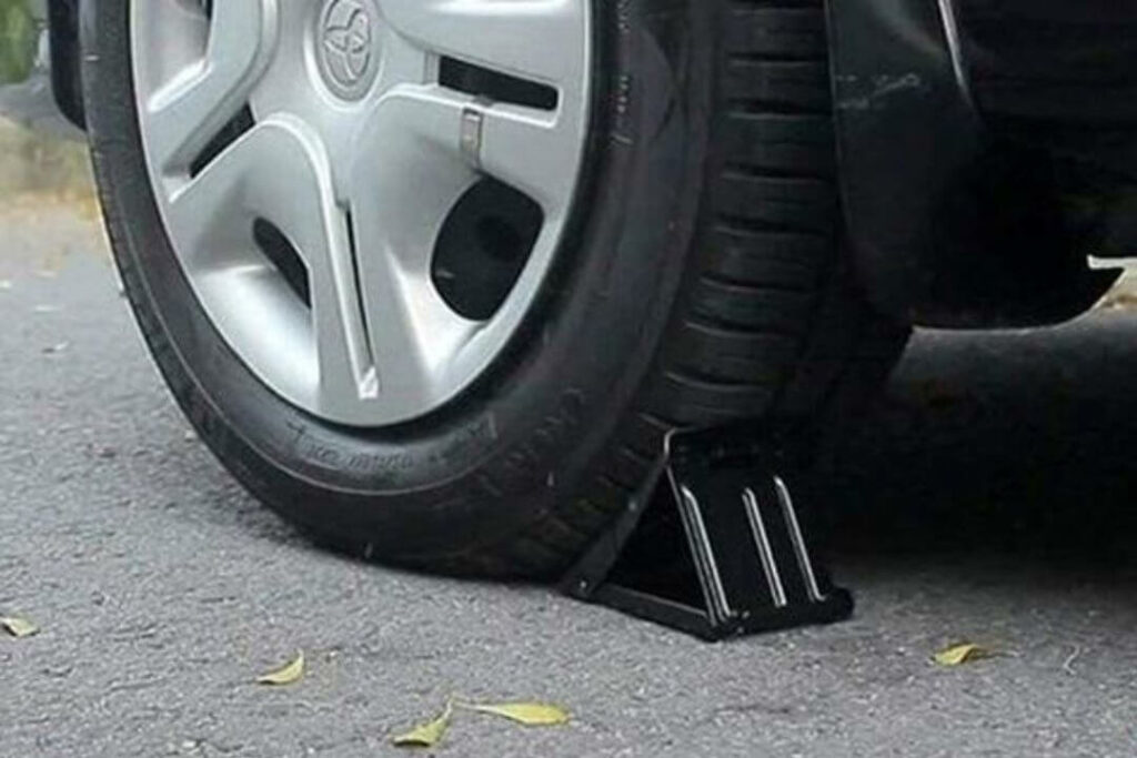 Bộ dụng cụ thay lốp ô tô dự phòng sẽ bao gồm những gì?