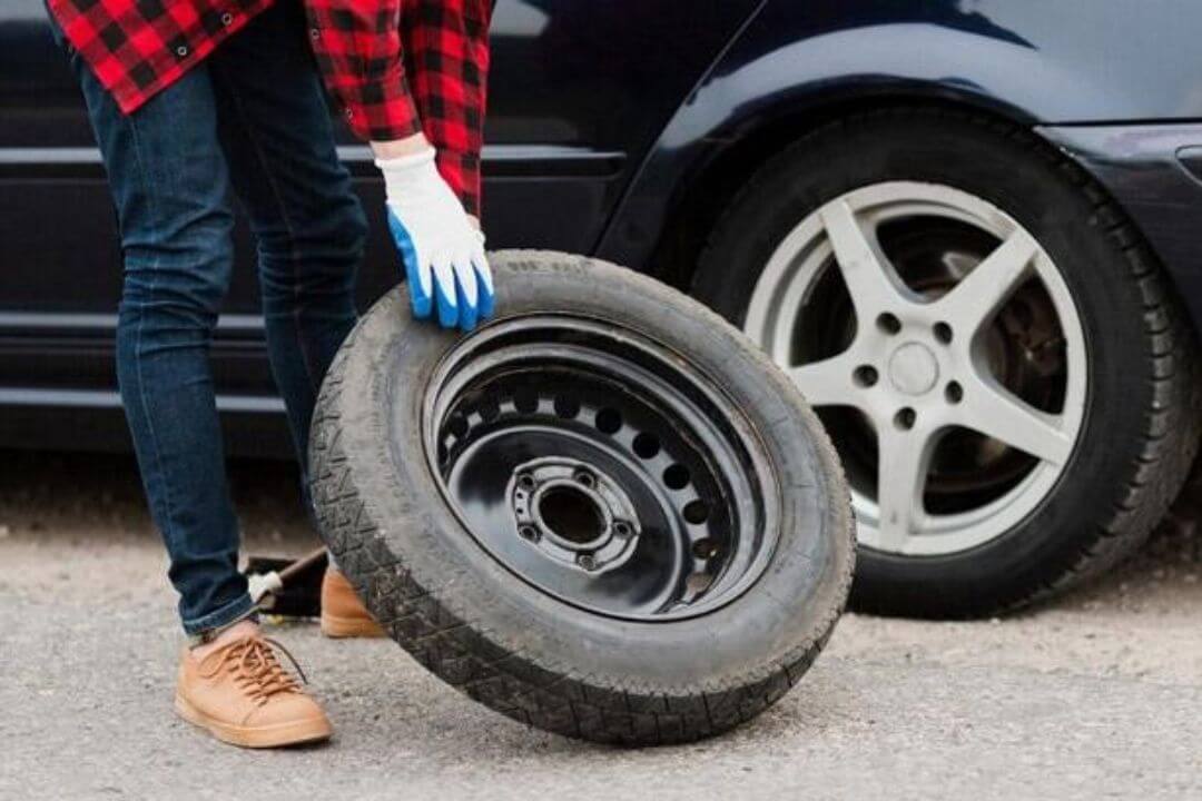 Quy trình thay lốp diễn ra nhanh chóng, đơn giản