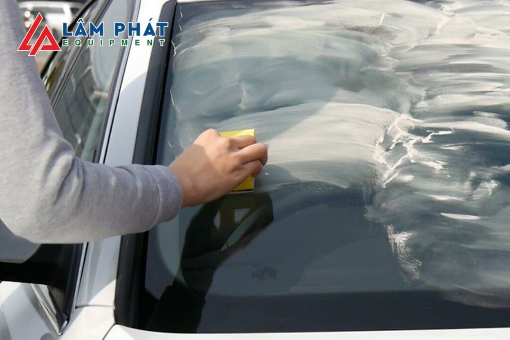 dung dịch tẩy ố kính ô tô