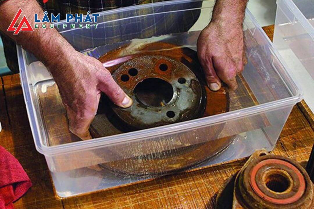 5 dung dịch tẩy rỉ sét xe máy tốt nhất hiện nay