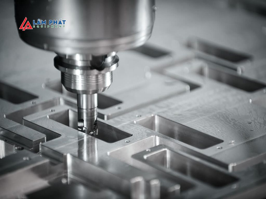 Phay CNC và tiện CNC là hai phương pháp chủ lực, mỗi loại có ưu thế riêng trong việc tạo hình và hiệu quả.