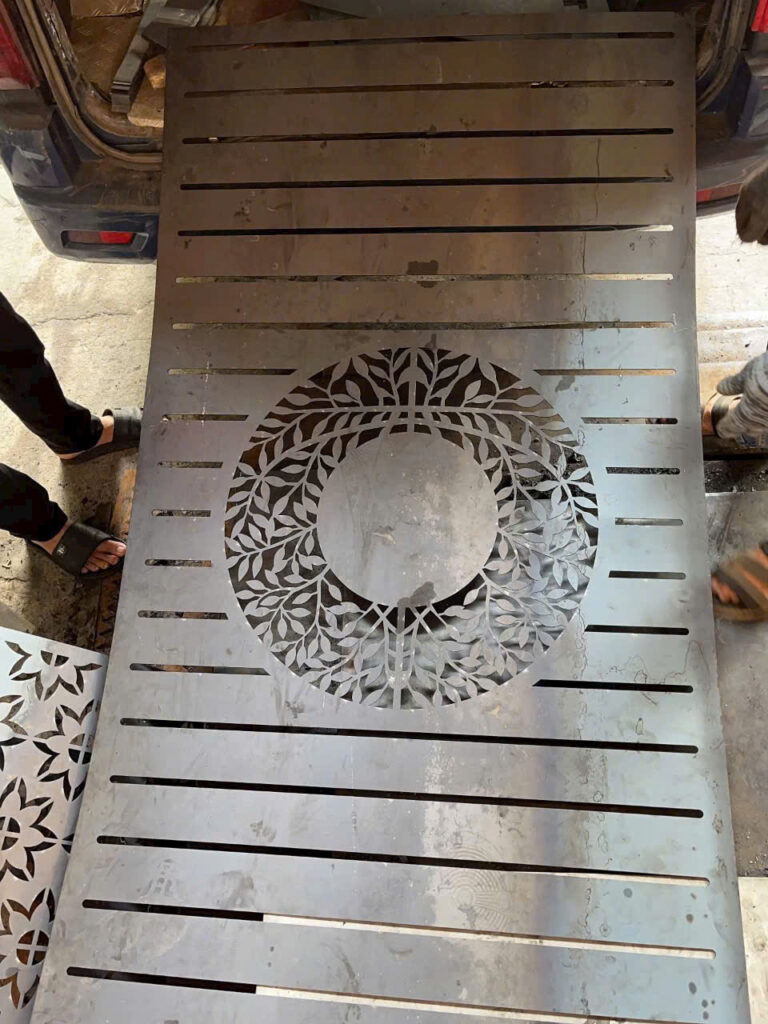 Giá cổng sắt cắt cnc theo  yêu cầu