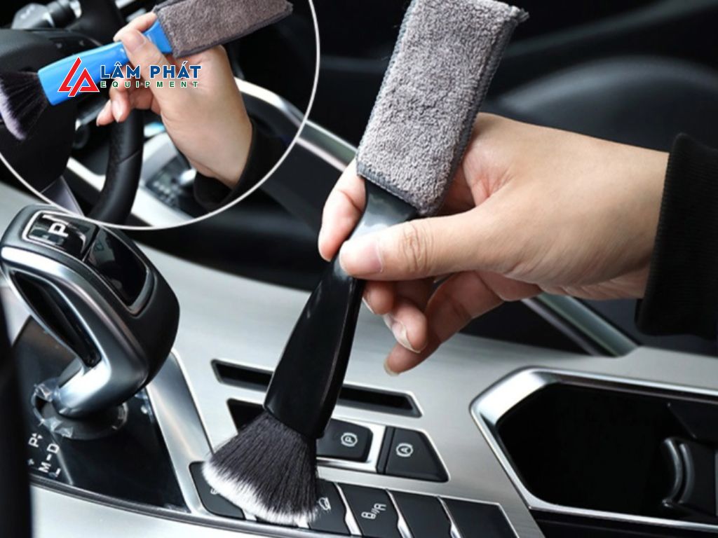 Bạn nên làm sạch các bề mặt tiếp xúc thường xuyên như vô-lăng, bảng điều khiển, cần số, ghế, sàn xe và đặc biệt là các khe hẹp như cửa gió điều hòa – nơi dễ tích tụ bụi và nấm mốc.