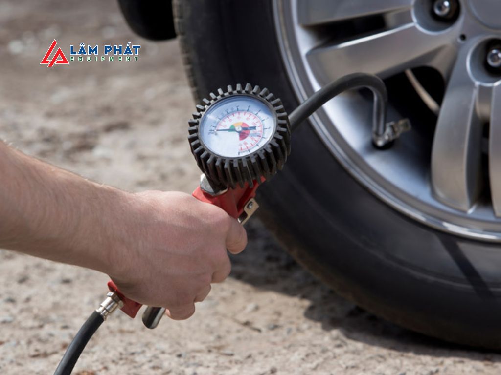 Áp suất lốp đóng vai trò thiết yếu trong việc đảm bảo an toàn khi vận hành, khả năng bám đường và tiết kiệm nhiên liệu.
