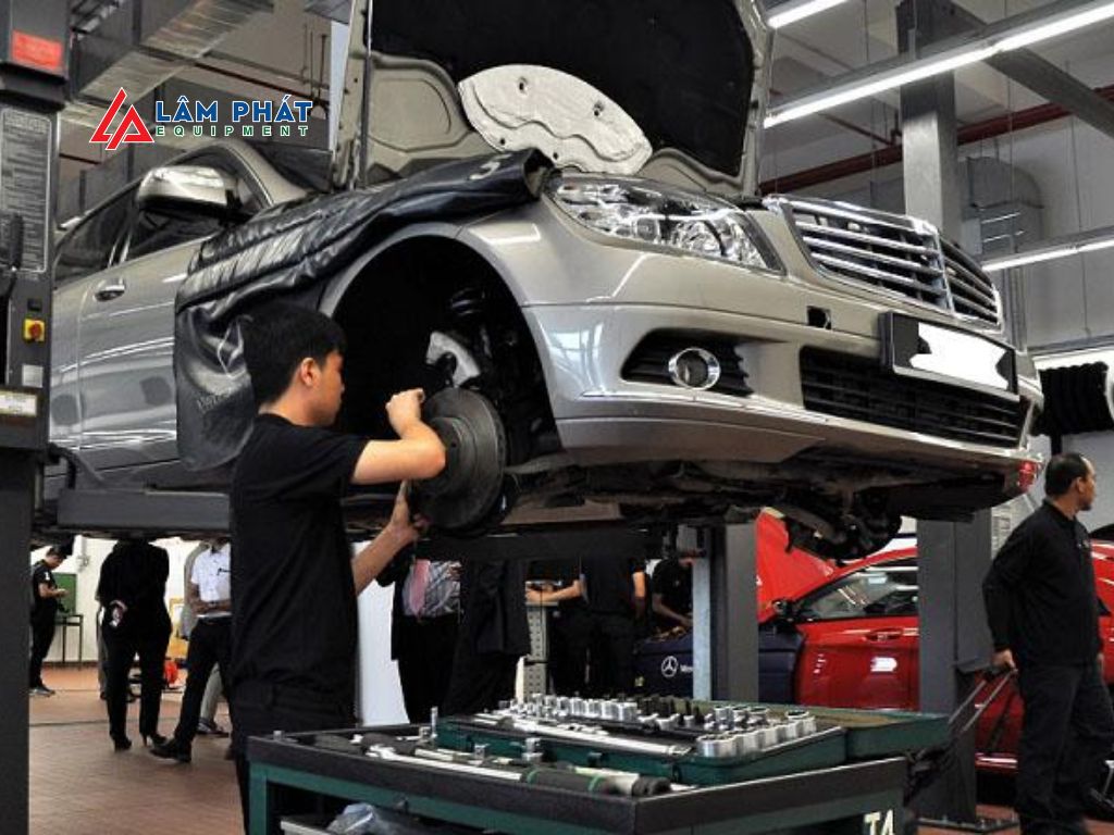 Việc sửa chữa ngay khi phát hiện hư hỏng nhỏ là một thói quen cực kỳ quan trọng trong quá trình chăm sóc ô tô dài hạn. 