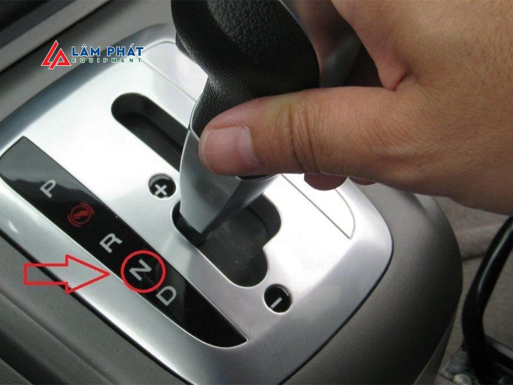 Ngoài ra, trong điều kiện giao thông đô thị, đặc biệt là khi dừng đèn đỏ, nên chuyển về số N thay vì giữ ở số D và rà phanh liên tục.