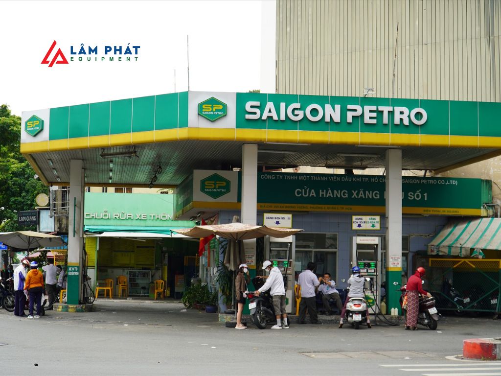 Việc đổ xăng tại các trạm uy tín là một trong những thói quen nhỏ nhưng cực kỳ quan trọng trong quá trình chăm sóc ô tô.