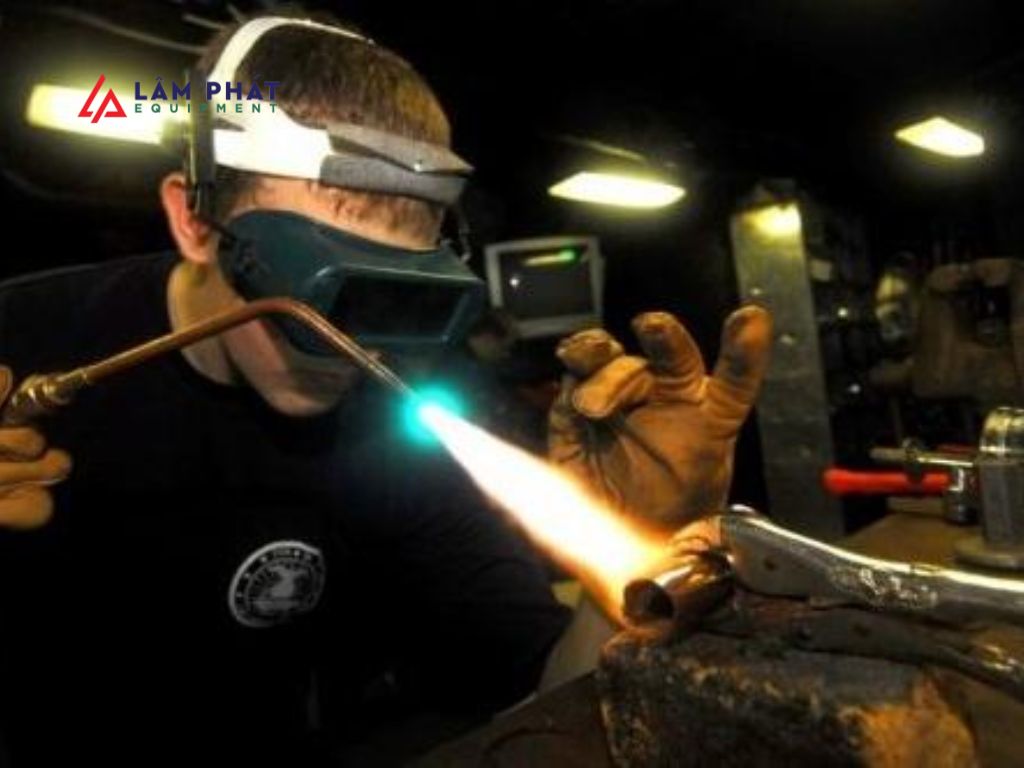 Hàn gió đá thích hợp cho nhiều loại kim loại và hợp kim như thép carbon, thép hợp kim, đồng, nhôm