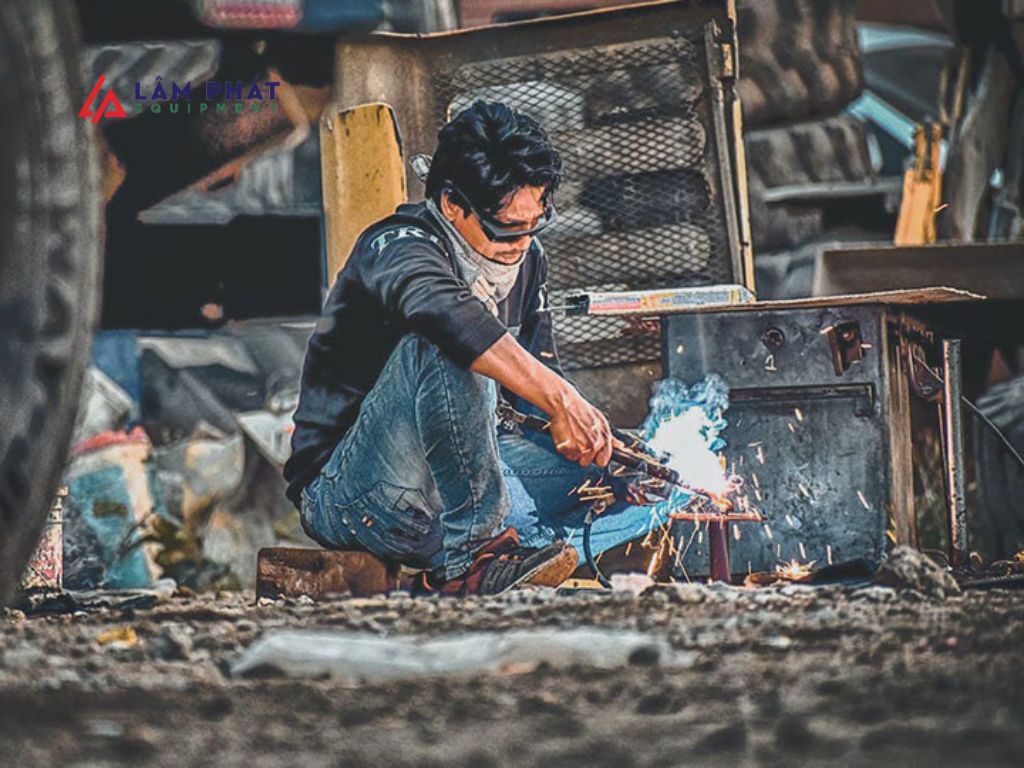 Thợ hàn không tuân thủ nguyên tắc an toàn khi hàn gió đá