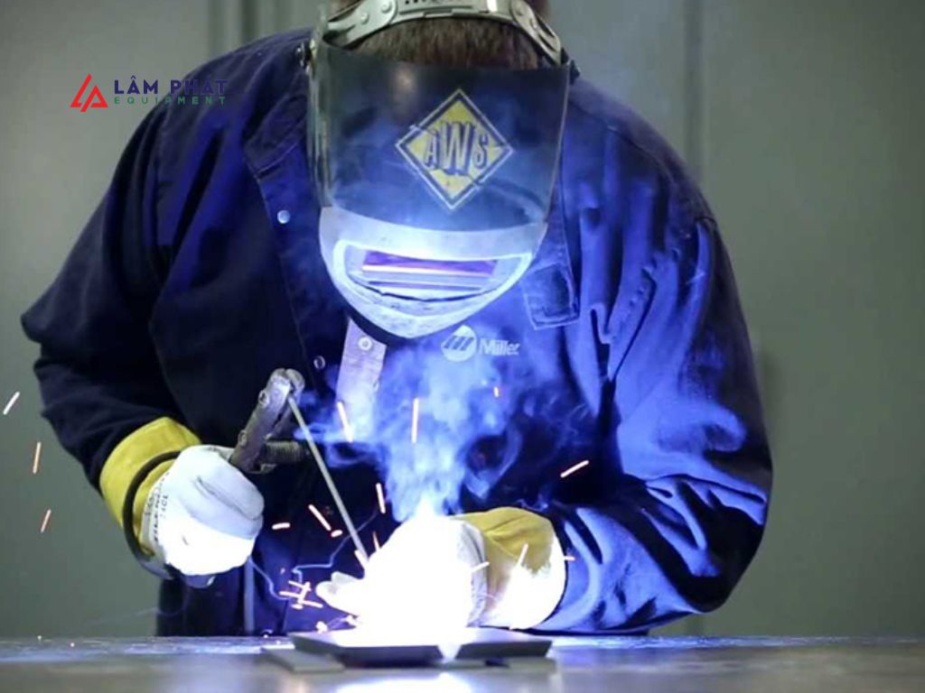 Thợ hàn hồ quang cùng với các trang thiết bị bảo hộ