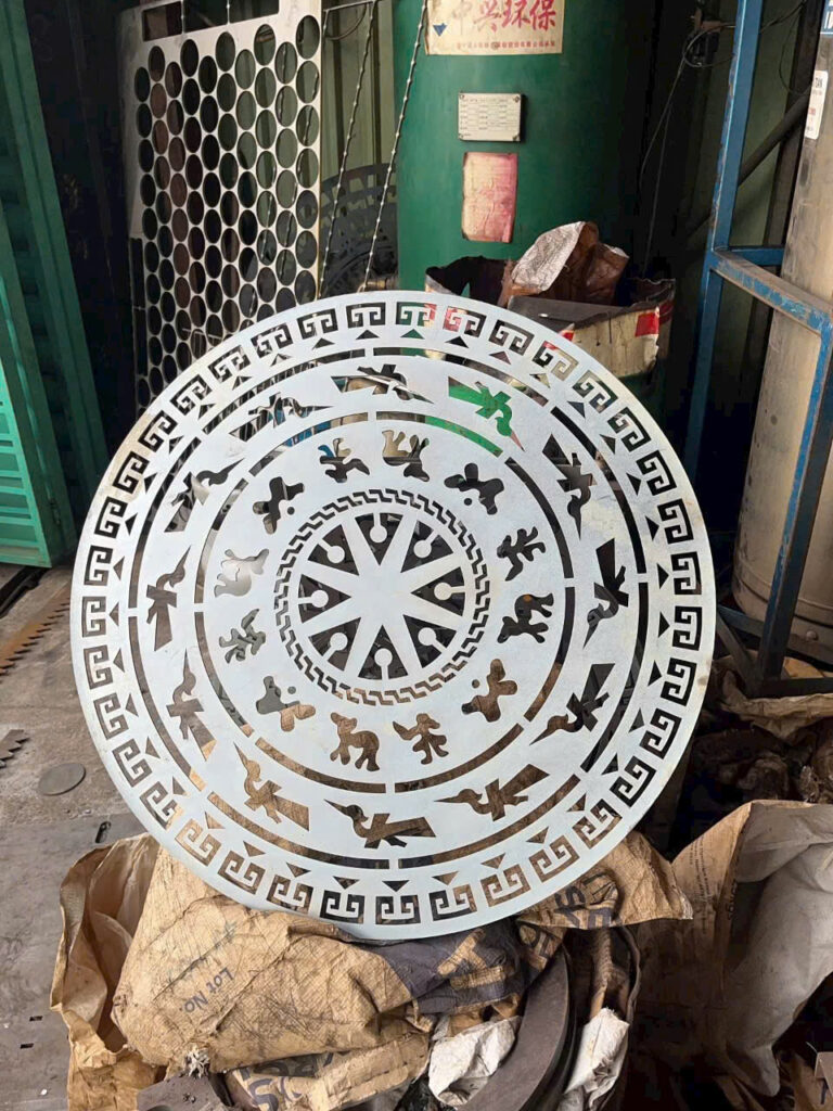 Hoa văn trống đồng cắt cnc trên sắt mạ kẽm
