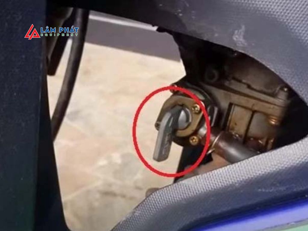 Khóa xăng khi phát hiện xe bị chảy xăng