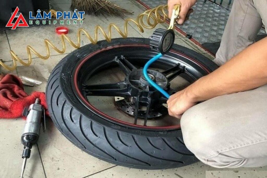 Lốp xe máy đi bao nhiêu km thì thay mới?