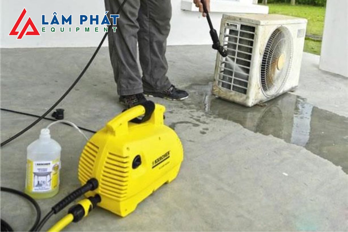 máy xịt rửa xe tự hút nước