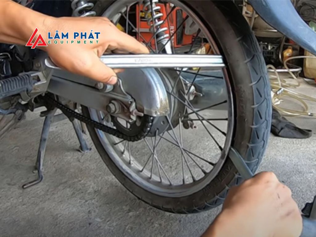 Cách móc lốp xe máy đơn giản mà hiệu quả – chỉ cần 3 cây móc và chút mẹo, bạn có thể xử lý nhanh xì lốp, cán đinh ngay tại nhà!