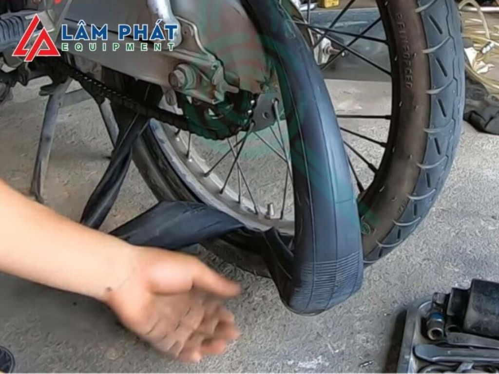Trước khi tiến hành thao tác, bạn cần hiểu sơ qua cấu tạo bánh xe máy. Một bánh xe thường gồm các thành phần: