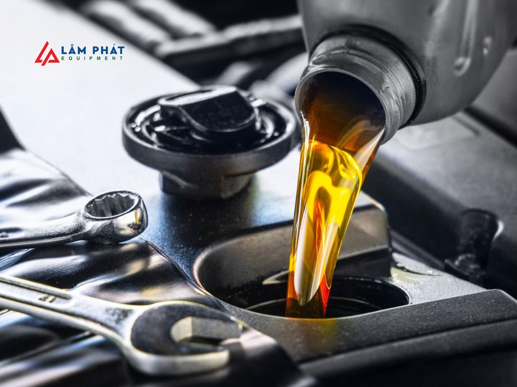 Bên cạnh chỉ số độ nhớt SAE, để đảm bảo bạn đang sử dụng loại dầu nhớt chất lượng cao, phù hợp với động cơ hiện đại, cần đặc biệt chú ý đến các tiêu chuẩn đánh giá chất lượng quốc tế như: