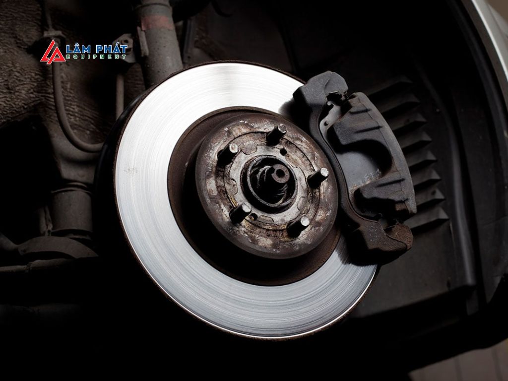 Để hệ thống ABS phát huy tối đa hiệu quả, tài xế cần nắm vững cách sử dụng phù hợp trong các tình huống khẩn cấp. Dưới đây là những lưu ý quan trọng: