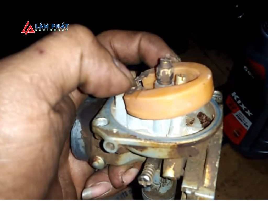 Pontu là van kim điều khiển dòng xăng vào buồng phao, kết hợp cùng cối xe (đế pontu) để đóng ngắt nhiên liệu.