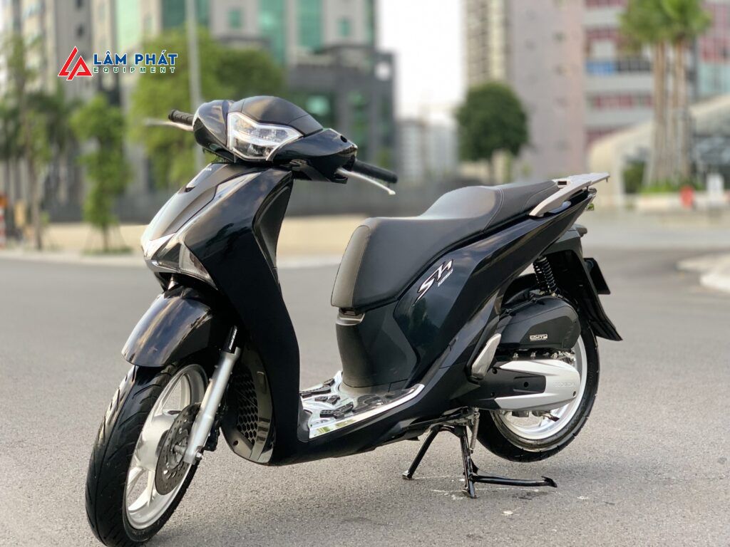 SH 125i sở hữu khối động cơ 125cc, thích hợp với nhiều người dùng nhờ vận hành êm ái, tiết kiệm nhiên liệu và dễ dàng điều khiển trong đô thị.