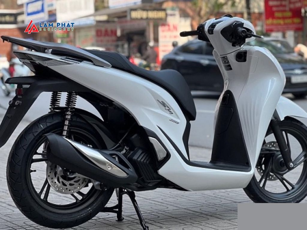 SH 160i không chỉ mạnh mẽ về động cơ mà còn được thiết kế với phong cách thể thao, hiện đại phù hợp cho cả nam và nữ yêu thích sự cá tính.