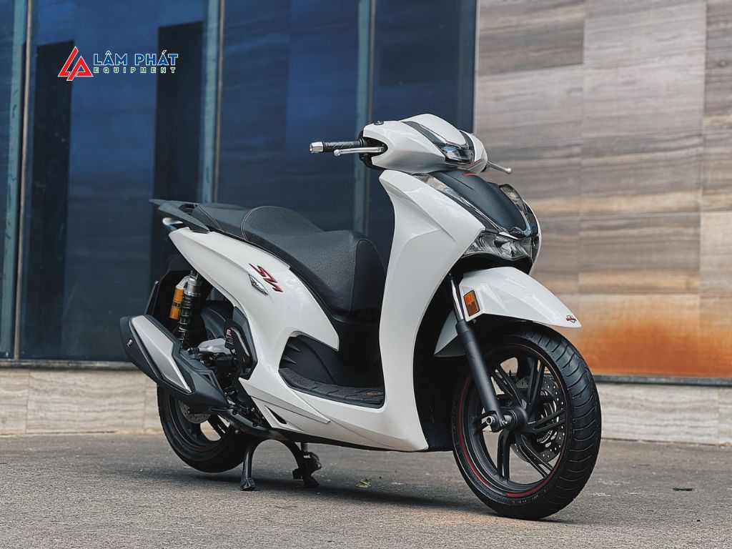 SH 350i đặc trưng bởi động cơ 350cc SOHC 4 van, phun xăng điện tử PGM-FI, khả năng vận hành mạnh mẽ, mượt mà và ấn tượng.