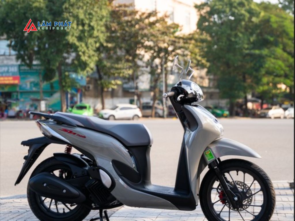 SH Mode được xem là phiên bản thu nhỏ của dòng SH, hướng đến đối tượng nữ và những ai yêu thích sự gọn gàng.
