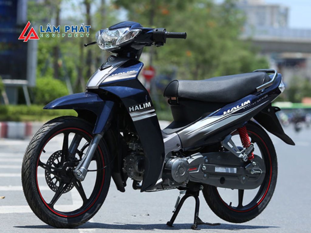 Một trong những dấu hiệu rõ rệt và dễ nhận biết nhất của tình trạng Sirius hở bạc chính là khói trắng bốc ra từ ống xả, đặc biệt khi vừa đề máy hoặc chạy ở tốc độ thấp.