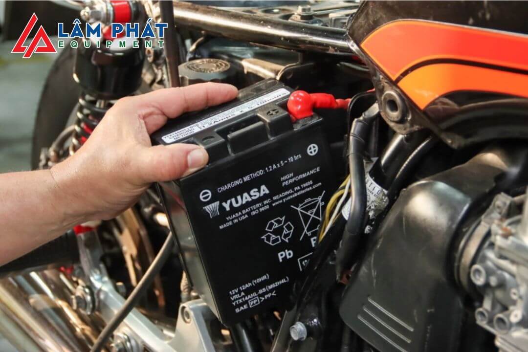 Thay ắc quy xe máy hết bao nhiêu tiền?