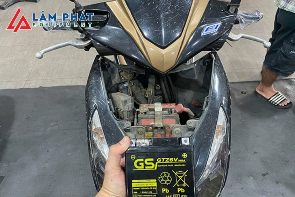 Thay bình ắc quy xe AirBlade giá bao nhiêu tiền?