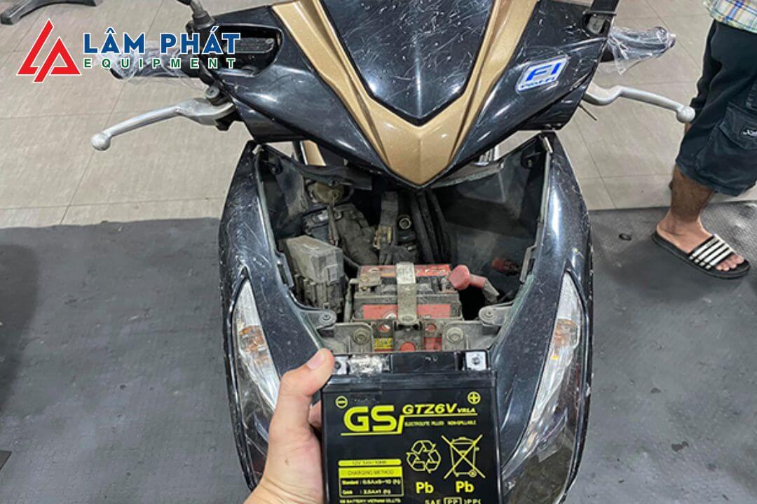 Thay bình ắc quy xe AirBlade giá bao nhiêu tiền?