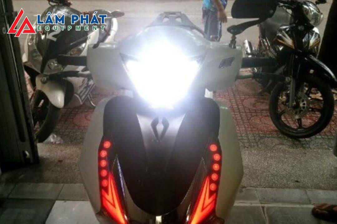 Thay bóng đèn xe máy bao nhiêu tiền?
