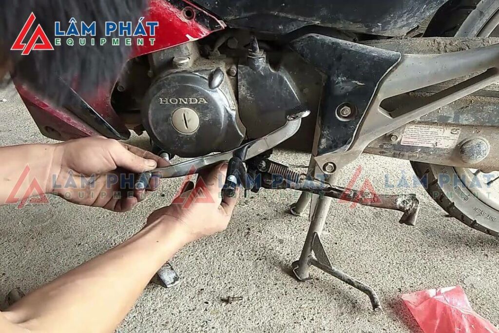 Thay cần số xe máy bao nhiêu tiền?