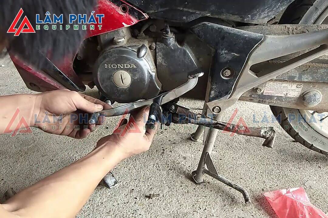 Thay cần số xe máy bao nhiêu tiền?