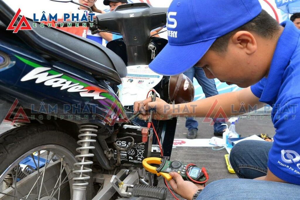 Thay cục sạc xe máy giá bao nhiêu?
